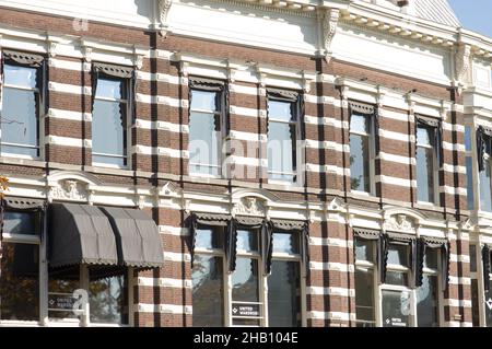 Utrecht, Paesi Bassi - 24 ottobre 2021: Facciata con finestre di un edificio storico nel centro di Utrecht Foto Stock
