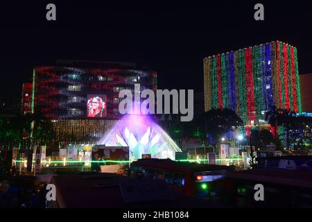 Illuminazione a Motijheel della capitale in occasione della Giornata della Vittoria Foto Stock