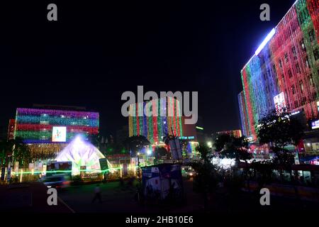 Illuminazione a Motijheel della capitale in occasione della Giornata della Vittoria Foto Stock