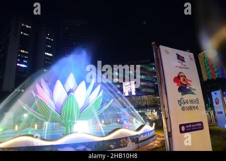 Illuminazione a Motijheel della capitale in occasione della Giornata della Vittoria Foto Stock