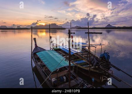 Ban Sam Chong Tai e colorate albe che emerge dietro le montagne calcaree giganti, Phang-nga, Thailandia Foto Stock