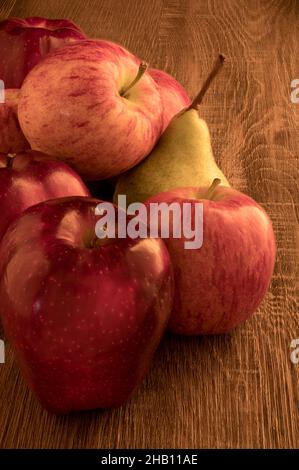 La foto mostra diverse mele e una pera. La foto è stata scattata in studio utilizzando una luce speciale. La mela rossa si glistens come lucida - questo è effetto naturale. Foto Stock