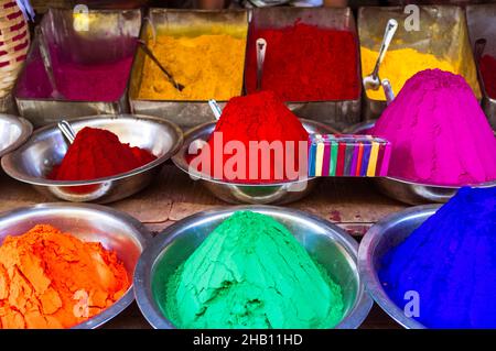 Mysore, Karnataka, India : pile coniche di polvere colorata di kumkum utilizzate per punti bindi in vendita sul mercato di Devaraja. Foto Stock