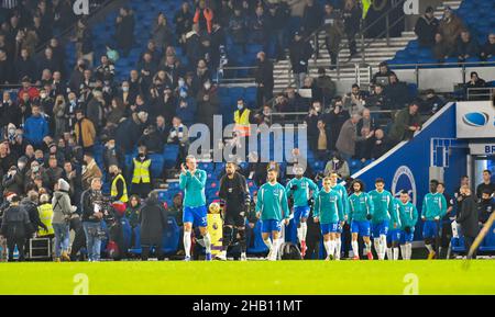 DaN Burn guida Brighton fuori durante la partita della Premier League tra Brighton e Hove Albion e Wolverhampton Wanderers con alcuni posti vuoti negli stand presso l'American Express Community Stadium , Brighton, Regno Unito - 15th dicembre 2021 - solo per uso editoriale. Nessun merchandising. Per le immagini Football si applicano restrizioni fa e Premier League inc. Nessun utilizzo di Internet/cellulare senza licenza FAPL - per i dettagli contattare Football Dataco Foto Stock