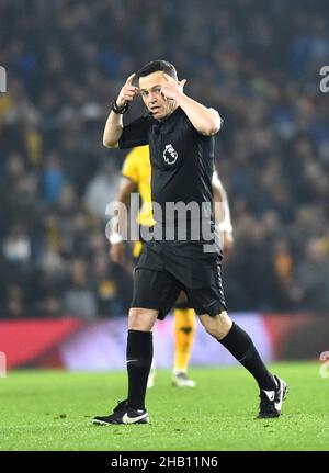 Arbitro Tony Harrington durante la partita della Premier League tra Brighton e Hove Albion e Wolverhampton Wanderers all'American Express Community Stadium , Brighton, Regno Unito - 15th dicembre 2021 - solo per uso editoriale. Nessun merchandising. Per le immagini Football si applicano restrizioni fa e Premier League inc. Nessun utilizzo di Internet/cellulare senza licenza FAPL - per i dettagli contattare Football Dataco - Foto Stock