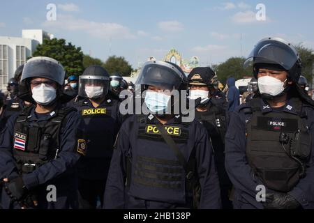 Bangkok, Bangkok, Thailandia. 13th Dic 2021. La polizia di sommosse sta istituendo difese per impedire il passaggio dei manifestanti. (Credit Image: © Atiwat Siltamethanont/Pacific Press via ZUMA Press Wire) Foto Stock