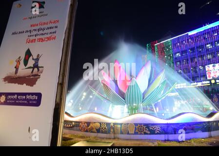 Illuminazione a Motijheel della capitale in occasione della Giornata della Vittoria Foto Stock