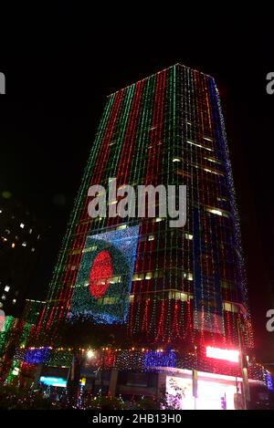 Illuminazione a Motijheel della capitale in occasione della Giornata della Vittoria Foto Stock