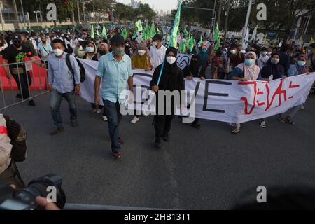 Bangkok, Bangkok, Thailandia. 13th Dic 2021. Un gruppo di manifestanti ha marciato verso il Parlamento del governo. (Credit Image: © Atiwat Siltamethanont/Pacific Press via ZUMA Press Wire) Foto Stock