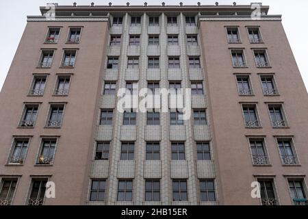 Berlino, Germania. Vintage, plattennbau architettura all'interno in precedenza. Il quartiere di Berlino Est di Lichtenberg, costruito negli anni '60 e '70, quando un gran numero di appartamenti e residenze dovevano essere costruiti a causa della ricostruzione del dopoguerra. Foto Stock