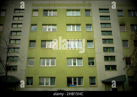 Berlino, Germania. Vintage, plattennbau architettura all'interno in precedenza. Il quartiere di Berlino Est di Lichtenberg, costruito negli anni '60 e '70, quando un gran numero di appartamenti e residenze dovevano essere costruiti a causa della ricostruzione del dopoguerra. Foto Stock