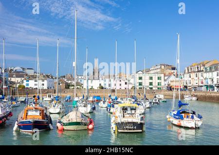 Ilfracombe spiaggia dietro le barche da pesca e yacht nel porto nella città di Ilfracombe Devon Inghilterra GB Europa Foto Stock