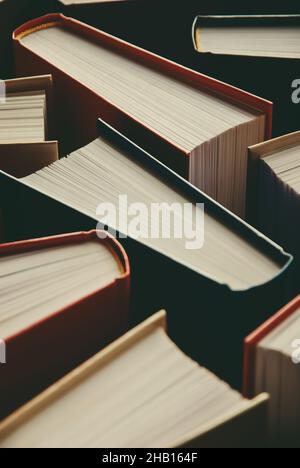 Foto a cornice completa di libri in copertina rigida, sfondo di libri, copertina dell'app per la lettura, attività di pubblicazione di libri Foto Stock