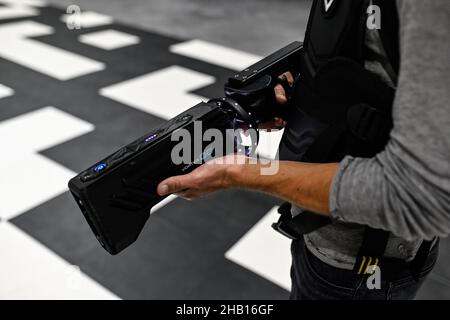 Attività nel business Park “OL Vallee Arena” a Decines (Francia centro-orientale): Vortex Experience VR, missione 'Zombies', virtuale completamente immersiva Foto Stock