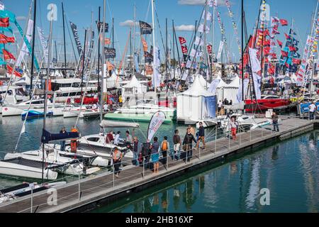 La Rochelle (Francia centro-orientale), 29 settembre 2021: Grand Pavois la Rochelle Boat Show 2021. Visitatori ed esibizionisti su pontoni con marinaio Foto Stock