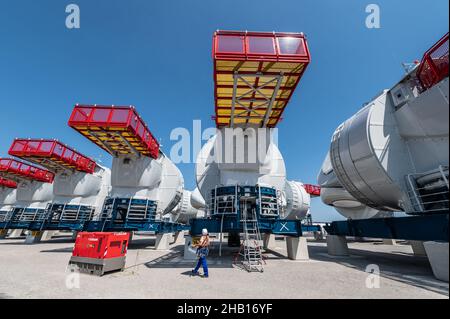 Tour del sito industriale dedicato alle turbine eoliche offshore presso i cantieri "Chantiers de l'Atlantique" di Saint-Nazaire (Francia nord-occidentale). Foto Stock