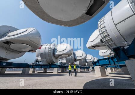 Tour del sito industriale dedicato alle turbine eoliche offshore presso i cantieri "Chantiers de l'Atlantique" di Saint-Nazaire (Francia nord-occidentale). Foto Stock