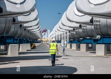 Tour del sito industriale dedicato alle turbine eoliche offshore presso i cantieri "Chantiers de l'Atlantique" di Saint-Nazaire (Francia nord-occidentale). Foto Stock