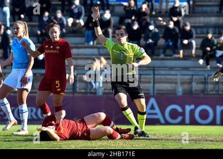 Roma, Italia. 12th Dic 2021. Arbitro Andrea Calzavara durante la 11th giornata del Campionato Serie A tra A.S. Roma Women e S.S. Lazio Women allo stadio tre Fontane il 12th dicembre 2021 a Roma. (Foto di Domenico Cippitelli/Pacific Press) Credit: Pacific Press Media Production Corp./Alamy Live News Foto Stock