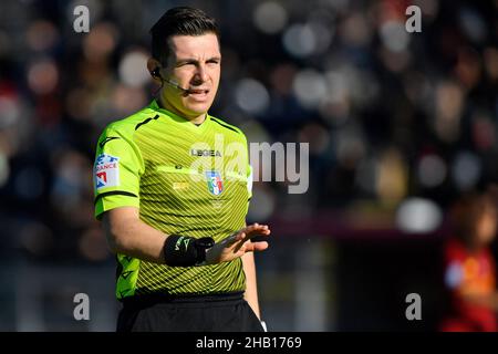 Roma, Italia. 12th Dic 2021. Arbitro Andrea Calzavara durante la 11th giornata del Campionato Serie A tra A.S. Roma Women e S.S. Lazio Women allo stadio tre Fontane il 12th dicembre 2021 a Roma. (Foto di Domenico Cippitelli/Pacific Press) Credit: Pacific Press Media Production Corp./Alamy Live News Foto Stock