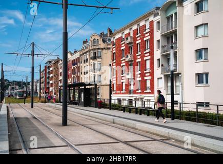 Le Havre, Francia - 29 luglio 2021: Vista sulla città di pittoreschi edifici di appartamenti e strada con fermata del tram a le Havre, Normandia Foto Stock