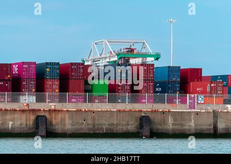 Le Havre, Francia - 29 luglio 2021: Container, accatastati al terminal del porto le Havre, Normandia Foto Stock