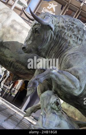 PAMPLONA: SPAGNA-AGOSTO 5; 2021: Monumento alla corsa dei tori (Encierro). Festival di San Fermin. Foto Stock