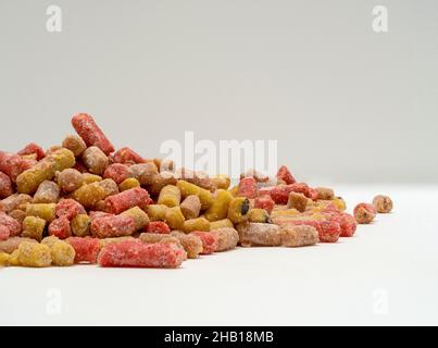 Pellet di suet fatti in casa per riempire gli alimentatori da giardino per gli uccelli selvatici nei mesi freddi invernali Foto Stock