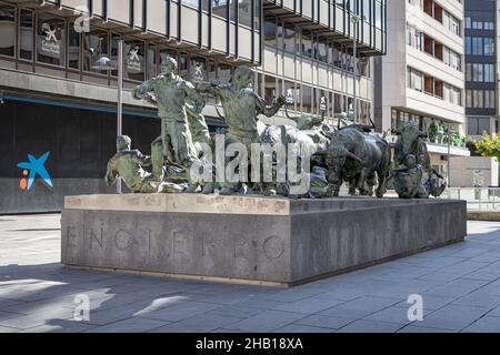 PAMPLONA: SPAGNA-AGOSTO 5; 2021: Monumento alla corsa dei tori (Encierro). Festival di San Fermin. Foto Stock