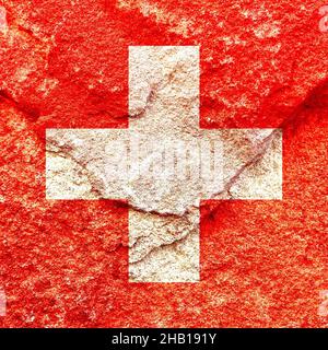 Modello vintage della bandiera nazionale svizzera isolato su pareti in pietra intemperie Foto Stock