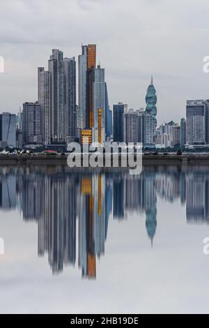 Specchio riflesso di Panama City, la capitale di Panama, è una città moderna incorniciata dall'Oceano Pacifico e dal canale di Panama artificiale. Foto Stock