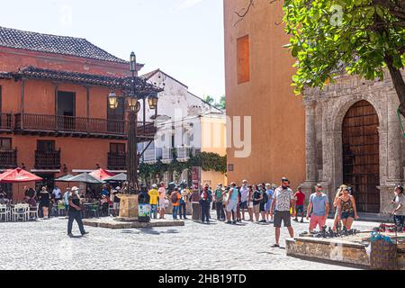 Turisti in visita a Plaza de la Aduana, Cartagena de Indias, Colombia. Foto Stock