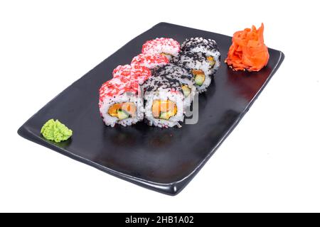 Sushi roll giapponese di pesce isolato su bianco primo piano. Ristorante di cucina Giapponese, piatto di roll o piatto di sushi maki gunkan. Rotoli di sushi Maki con Foto Stock