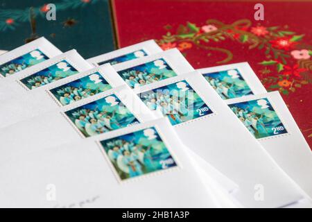 Cartoline di Natale scritte, sigillate in buste con francobolli di Natale di classe 2nd, pronte per l'invio, Regno Unito. Ultimo giorno di spedizione 18th dicembre Foto Stock