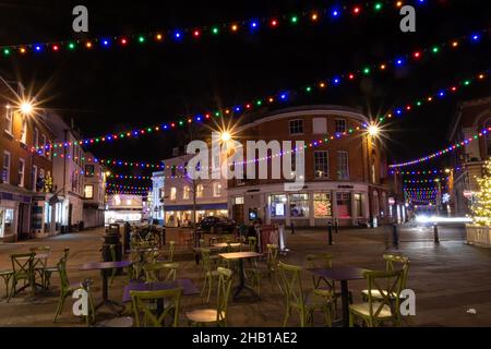 Dicembre 15th, 2021. Il centro di Romsey, nell'Hampshire, nel Regno Unito, è stato decorato e illuminato con luci natalizie colorate. Nella foto è raffigurato il mercato. Foto Stock