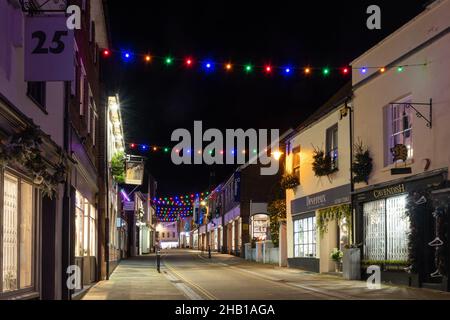 Dicembre 15th, 2021. Il centro di Romsey, nell'Hampshire, nel Regno Unito, è stato decorato e illuminato con luci natalizie colorate. Nella foto: Bell Street. Foto Stock