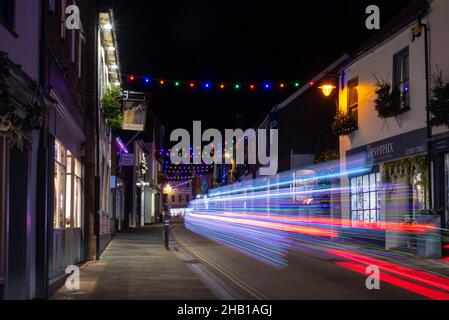 Dicembre 15th, 2021. Il centro di Romsey, nell'Hampshire, nel Regno Unito, è stato decorato e illuminato con luci natalizie colorate. Nella foto: Bell Street. Foto Stock