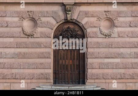 Porta sulla facciata del Royal Svedese Opera edificio vista frontale, Stoccolma, Svezia Foto Stock