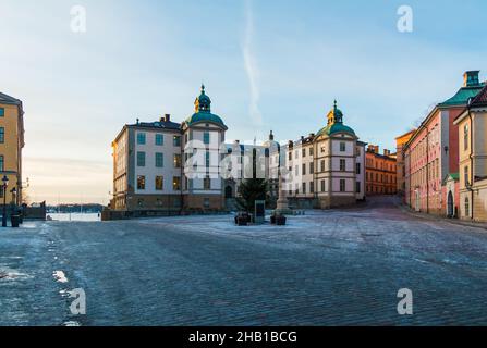 Grande scatto di Birger Jarl Square con il Palazzo Wrangel e Birger Jarl Monument in inverno al tramonto, Stoccolma, Svezia Foto Stock