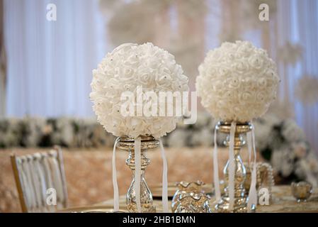 Centrocentrali da tavolo in oro con fiori di palla bianchi con diamanti Foto Stock