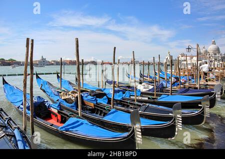 Gondole ormeggiate sul lungomare, Canal Grande, Venezia (Venezia), Regione Veneto, Italia Foto Stock