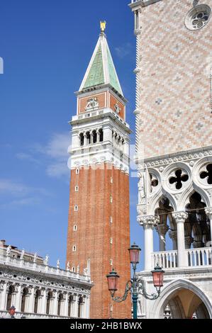 Campanile di San Marco e Palazzo Ducale, Piazzetta di San Marco, Venezia, Veneto, Italia Foto Stock