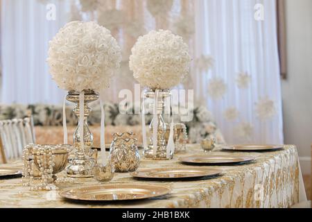 Centrocentrali da tavolo in oro con fiori di palla bianchi con diamanti Foto Stock