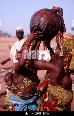 Vita nella regione Sahel della Nigeria settentrionale, Africa occidentale, all'inizio del 1980s - donne che trasportano acqua Foto Stock