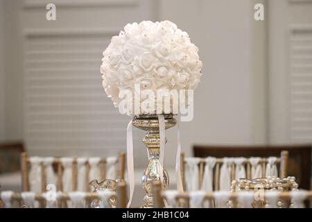 Centrocentrali da tavolo in oro con fiori di palla bianchi con diamanti Foto Stock