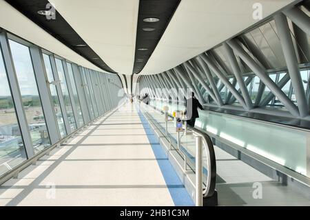 Ponte di overhead, Terminal Nord di Gatwick Crawley, West Sussex, in Inghilterra, Regno Unito Foto Stock