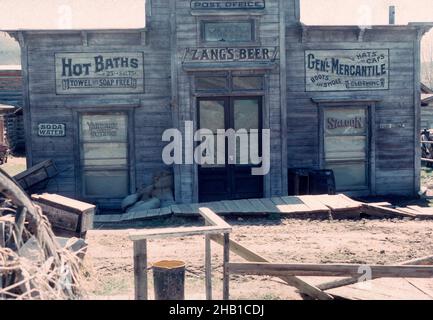 Città fantasma storica di Nevada City, Montana, USA segno per la birra di Zang, ufficio postale, bagni caldi, negozio mercantile generale 1976 Foto Stock