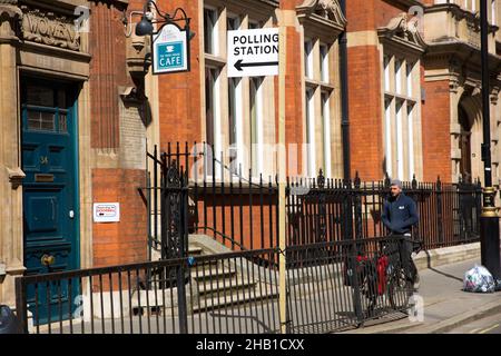 Nel centro di Londra si vede un segno di “stazione di polling”, posta in vista delle elezioni locali. Foto Stock