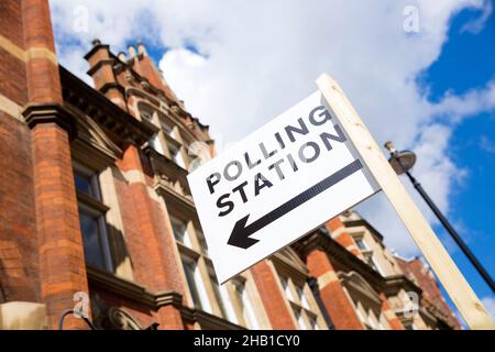 Nel centro di Londra si vede un segno di “stazione di polling”, posta in vista delle elezioni locali. Foto Stock