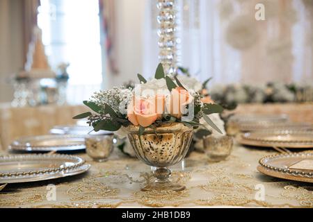 Centrocentrali da tavolo in oro con fiori di palla bianchi con diamanti Foto Stock